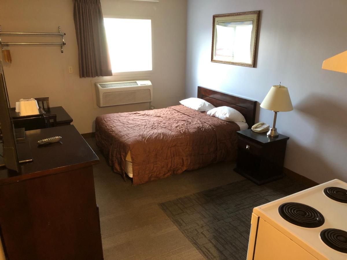 Econo Lodge Inn & Suites Innisfail Экстерьер фото