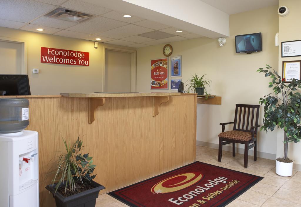 Econo Lodge Inn & Suites Innisfail Экстерьер фото