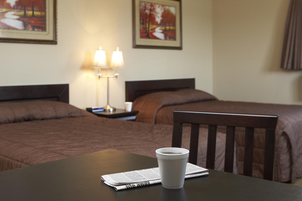 Econo Lodge Inn & Suites Innisfail Экстерьер фото