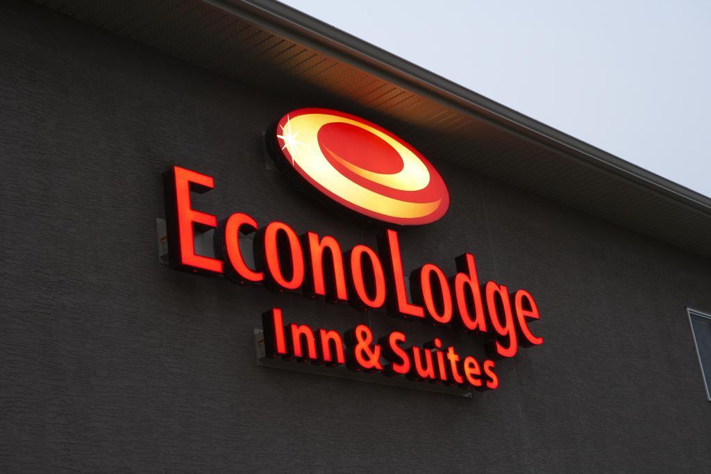 Econo Lodge Inn & Suites Innisfail Экстерьер фото