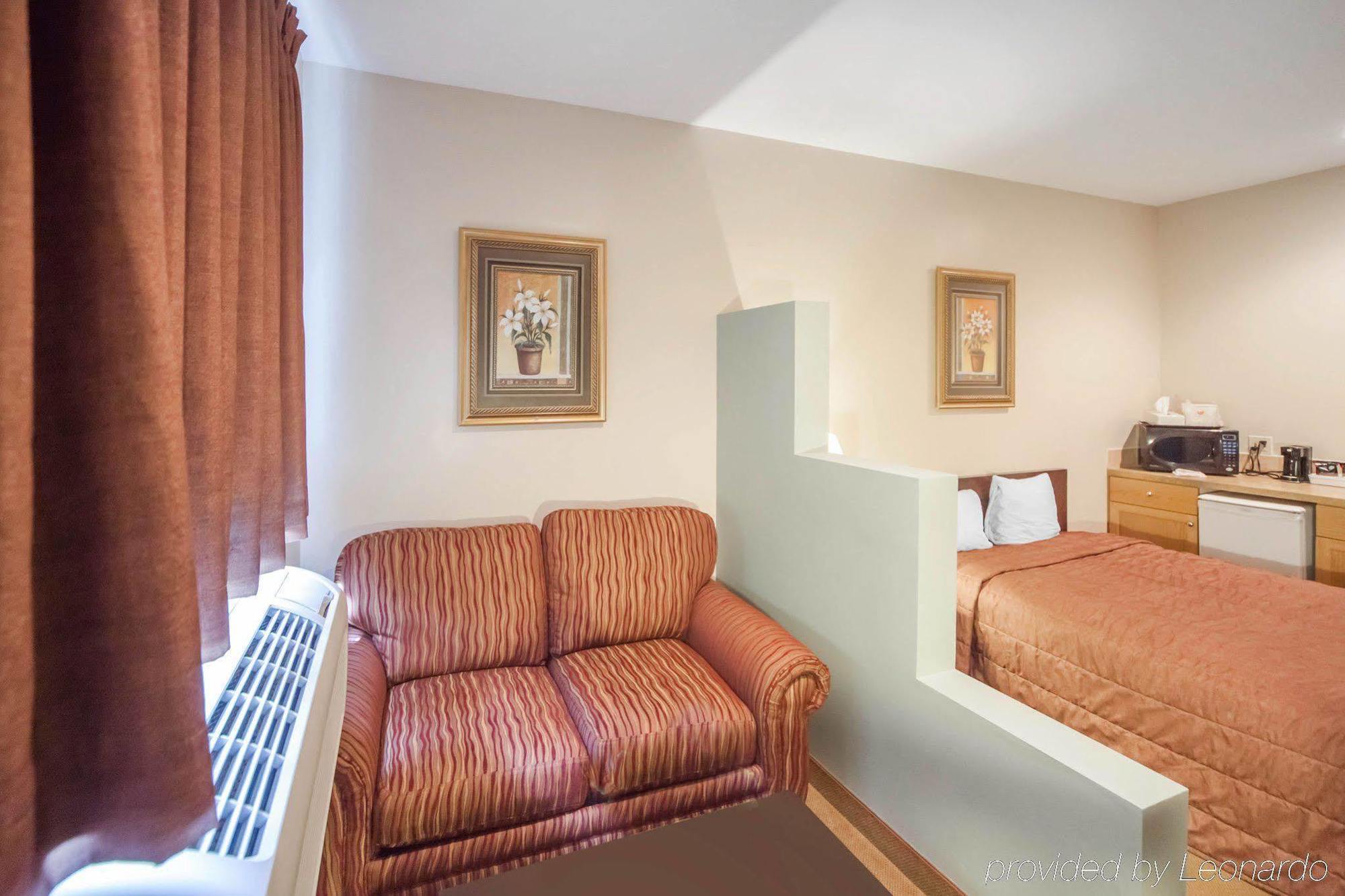 Econo Lodge Inn & Suites Innisfail Экстерьер фото