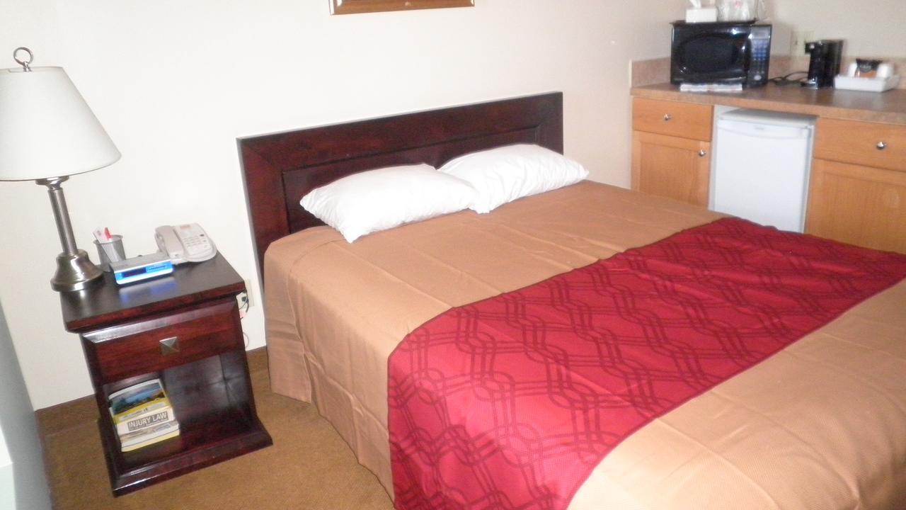 Econo Lodge Inn & Suites Innisfail Экстерьер фото